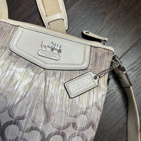 Coach Handbags - Vintage Coach Cream Shoulder/crossbody